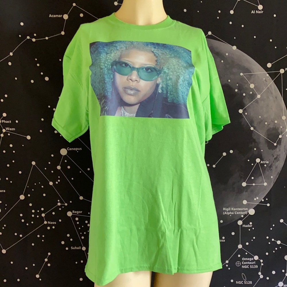 KeLiS graphic lime green tee. 💚💚